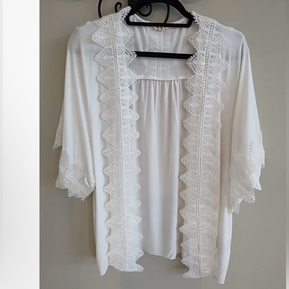 POL White Lace-Trimmed Kimono. Size Small.